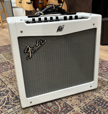 Fender Mustang II White [inkl. footswitch] - begagnad i gruppen Strnginstrument / Frstrkare / Elgitarr hos Musikanten i Ume AB (BIN700549)