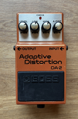 Boss DA-2 Adaptive Distortion - begagnad i gruppen Stränginstrument / Effekter / Effektpedaler gitarr hos Musikanten i Umeå AB (BIN700663)